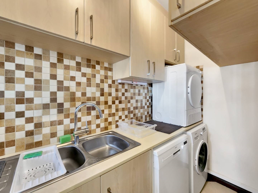 To Let 2 Bedroom Property for Rent in Sea Point Western Cape